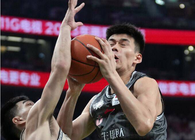 德天空最早在本月初抛出重磅炸弹，当时称拜仁准备支付巨额转会费签下巴萨后卫阿劳霍，图赫尔向阿劳霍表示将不惜一切代价。